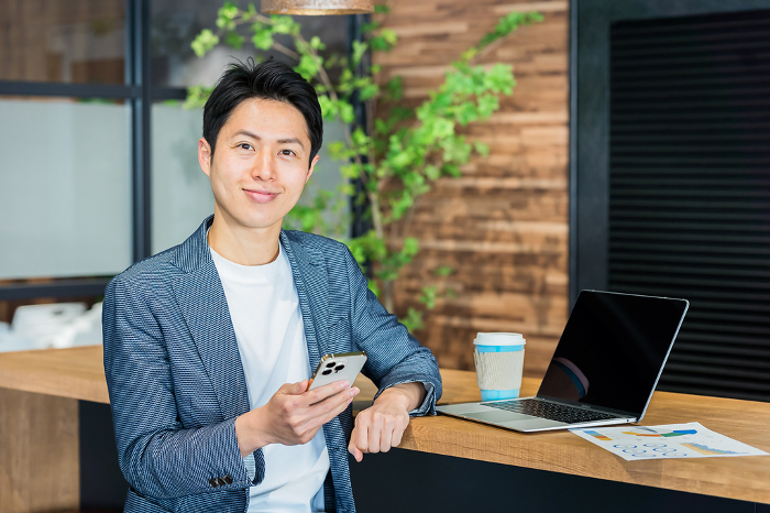 Japanese businessperson working in an office (Male / People)