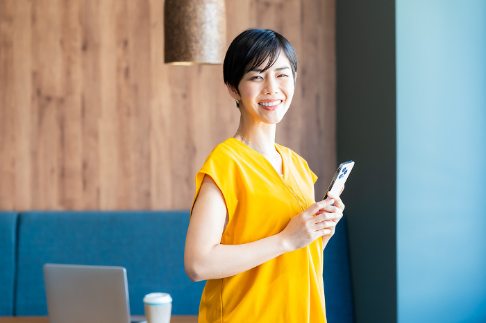 Japanese businesswoman working in a cafe (Female / People)