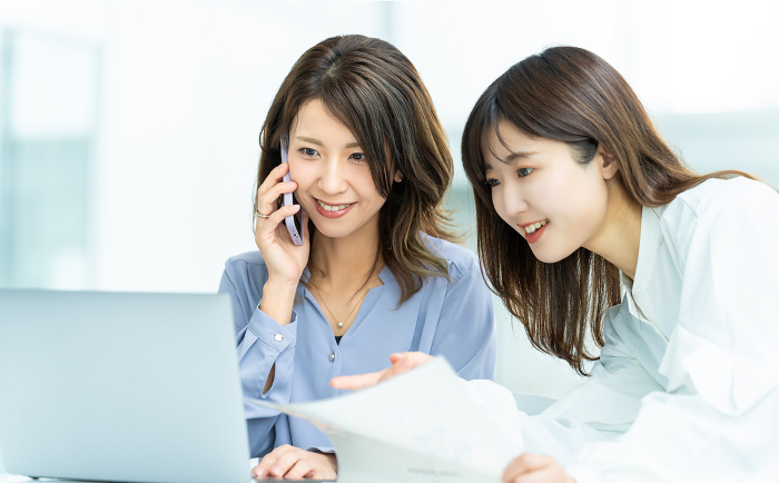 Two Japanese businesswomen having a meeting using a computer (Female / People)
