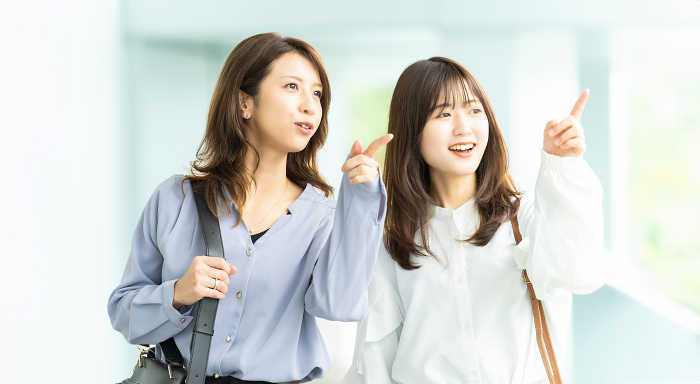 Two Japanese businesswomen walking side by side (Female / People)