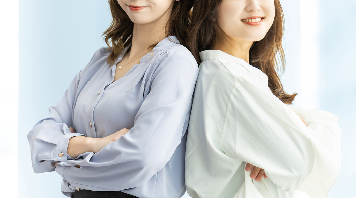 Teamwork image of two Japanese businesswomen who are good friends （Female / People)