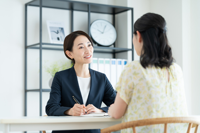 Japanese businesswoman explaining to a young woman (People)