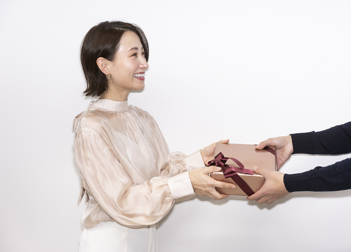 A Japanese woman is happy to receive a gift (People)