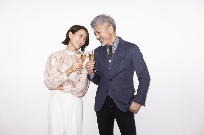 Japanese man and woman toasting (People)