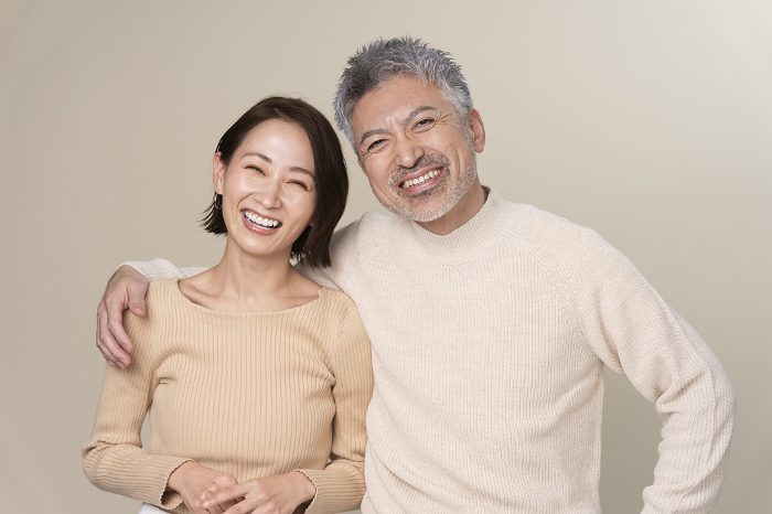 Japanese man and woman shoulder to shoulder (People)