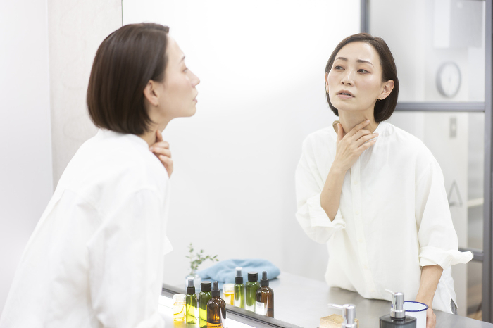 Japanese woman with a sore throat (People)