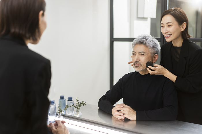 Japanese man receiving beauty counseling (People)
