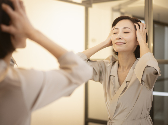 Japanese woman giving a head massage (People)