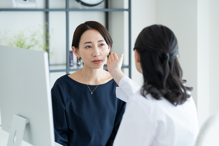 Middle Japanese woman undergoing medical examination (People)
