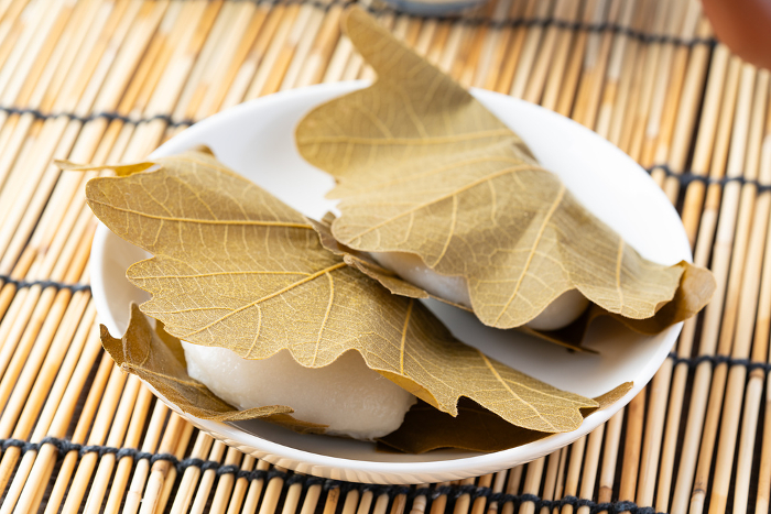 rice cakes wrapped in oak leaves