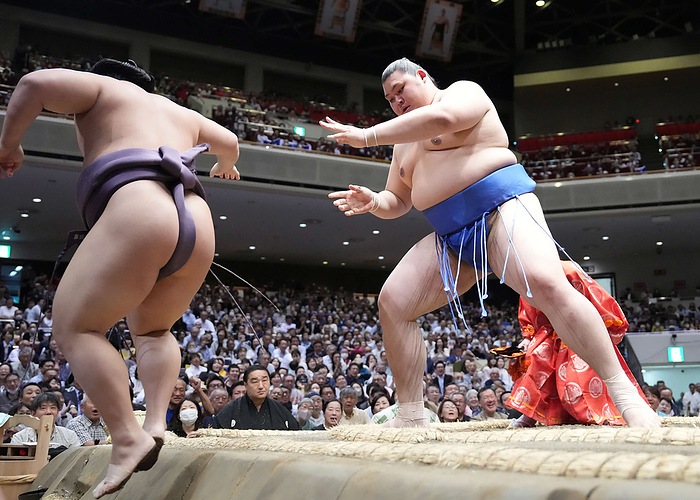 Sumo Tournament Summer Tournament, 3rd day On the third day of the Summer Grand Sumo Tournament, Onosato  right  defeats Shozaru by a close decision on May 14, 2024 date 20240514 place Ryogoku Kokugikan, Tokyo