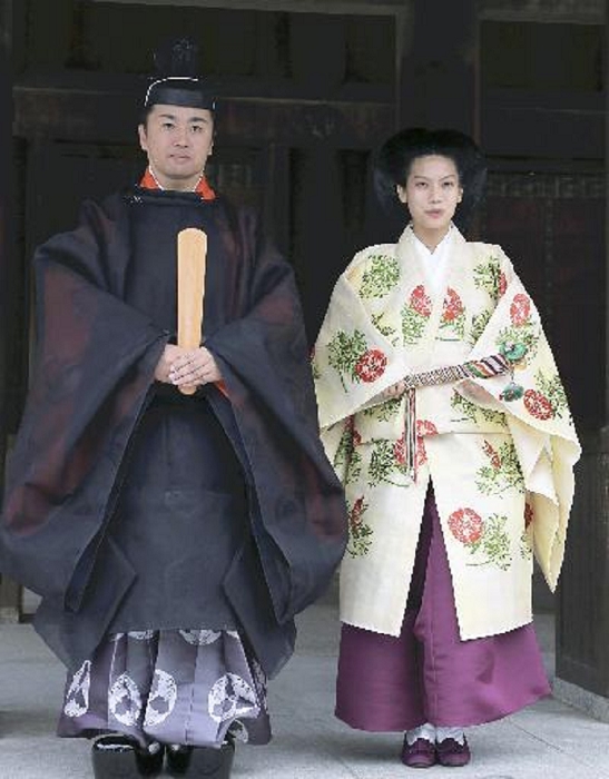 Noriko and Senke Wedding at Izumo Taisha Shrine Noriko Takamado and Kunimaro Senke answer questions from reporters at Izumo taisha shrine at 0:04 p.m. on May 5.