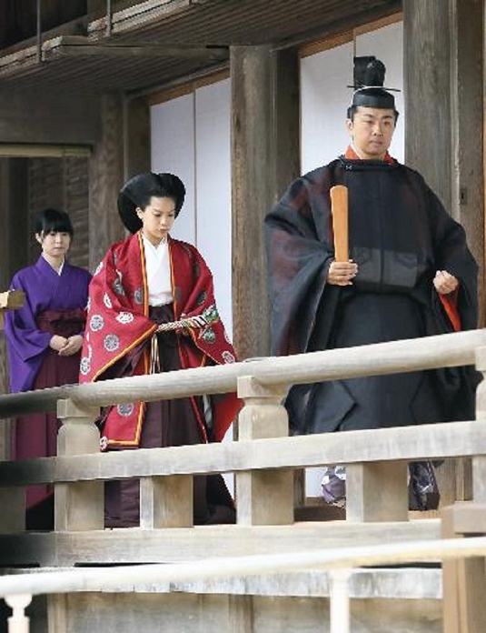 Princess Noriko Takamado marries and follows Senke down the hallway of the shrine   Izumo City, Shimane, Japan Noriko Takamado, the second daughter of Prince Takamado s family, follows Kunimaro Senke down the corridor of the worship hall at Izumo Taisha Shrine in Izumo City, Shimane Prefecture, at 11:14 a.m. on October 5, 2014. Photo taken on October 5, 2014   front page of the Tokyo Morning News on October 6, 2014  . NEWS WEEKLY.   Published on the evening edition of October 11, 2014 on page 7    NEWS WEEKLY .