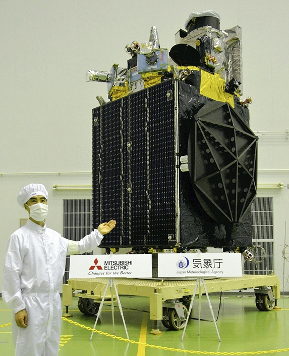 First color observation of Himawari  No. 8  to be launched on the 7th of next month Kagoshima Prefecture 2014 The Himawari 8 was shown to the press at 2:43 p.m. on September 3, 2014 at the Tanegashima Space Center in Minami Tanegi cho, Kagoshima Prefecture.  The Japan Meteorological Agency and Mitsubishi Electric Corporation unveiled the new weather satellite Himawari 8 to the press on September 3 at the Tanegashima Space Center in Minami Tanegi cho, Kagoshima Prefecture.  Himawari 8 is about 8 meters long and weighs about 1.3 tons. It is the successor to Himawari 7, which is currently in operation, and will be the first geostationary meteorological satellite to provide color images.  While it takes 30 minutes for the No. 7 to take images of the entire area visible from the satellite, the No. 8 can do so in 10 minutes. The area around Japan can be imaged every two and a half minutes, enabling the satellite to quickly capture typhoons and cumulonimbus clouds that bring heavy rainfall. The color images will also enable a detailed understanding of the distribution of yellow sand and volcanic ash, which have been difficult to distinguish from clouds.