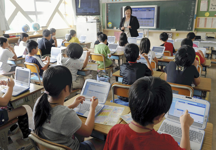 Classroom Instruction Using Tablets Katsushika Ward, Tokyo Children taking a class using an electronic blackboard and tablet PCs. Photo taken on October 13, 2010 at Honda Elementary School in Katsushika Ward, Tokyo.