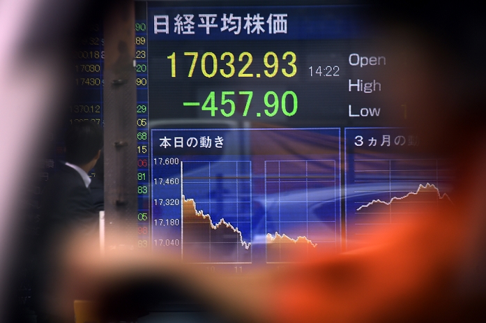 Stock price falls below 17,000 yen Economy in recession November 17, 2014, Tokyo, Japan    Tokyo stocks take a plunge, ending below the 17,000 threshhold after official data showed Japan s economy dropped into a recession on Monday, November 17, 2014. The 225 issue Nikkei Stock Average dropped 517.03 points or 2.96  from Friday to 16,973.80 at the end of the afternoon session on the Tokyo Stock Exchange market.   Photo by Natsuki Sakai AFLO  AYF  mis 