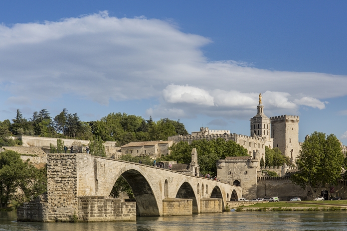 The historic bridge of Avignon with the papal palace in the background, Avignon, Departement Vaucluse, Provence-Alpes-Cote d'Azur, France France, Europe