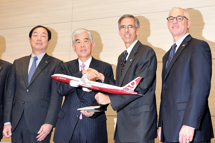 Carbon Fiber for Aircraft Toray Receives Over 1 Trillion Yen Order Toray Industries, Inc. announced on April 17 that it has reached a basic agreement with U.S. based Boeing to accept an order worth 1 trillion yen for carbon fiber, the latest lightweight material used in aircraft. Toray will exclusively supply the material for the wing sections of the current 787 midsize aircraft and the next 777X large passenger aircraft over the next 10 years. Toray will invest 100 billion yen to build one of the world s largest carbon fiber plants in the U.S. to handle large orders. Toray President Akihiro Nikkaku, Boeing CTO John Tracy, and others at the press conference on the afternoon of November 17, 2014.