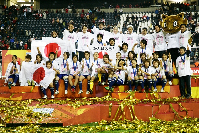2011 FIFA Women s World Cup Nadeshiko Japan wins first place Japan team group  JPN , JULY 17, 2011   Football   Soccer : Japan players pose for a team photo with the trophy and Karla Kick, the official mascot for the FIFA Women s World Cup Germany 2011, after winning the FIFA Women s World Cup Germany 2011 Final match between Japan 2 3 1 2 United States at Commerzbank Arena in Frankfurt, Germany.  Photo by AFLO 