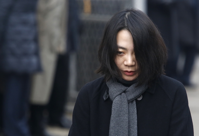Korean Air nut scandal. Hyun ah, the man in the middle of it, apologizes Cho Hyun ah, DECEMBER 12, 2014   The eldest daughter of Korean airlines  KAL  Chairman Cho Yang ho and former vice president of KAL, Cho Hyun ah appears at Aviation and Railway Accident Investigation Board of Transportation Ministry in Seoul, South Korea. The Accident Investigation Board summoned Cho on Friday to question for ordering a crew member to leave a plane over an alleged breach of snack serving protocol at John F. Kennedy airport in New York City on December 5, 2014, local media reported.  Photo by Lee Jae Won AFLO   SOUTH KOREA 