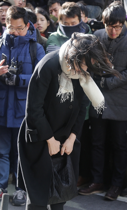 Korean Air nut scandal. Hyun ah turns himself in to prosecutors Cho Hyun ah, DECEMBER 17, 2014   The eldest daughter of Korean airlines  KAL  Chairman Cho Yang ho and former vice president of KAL, Cho Hyun ah bows as she appears before prosecutors in Seoul, South Korea. Prosecutors summoned Cho on Wednesday to question for ordering a crew member to leave a plane over an alleged breach of snack serving protocol at John F. Kennedy airport in New York City on December 5, 2014, local media reported.  Photo by Lee Jae Won AFLO   SOUTH KOREA 