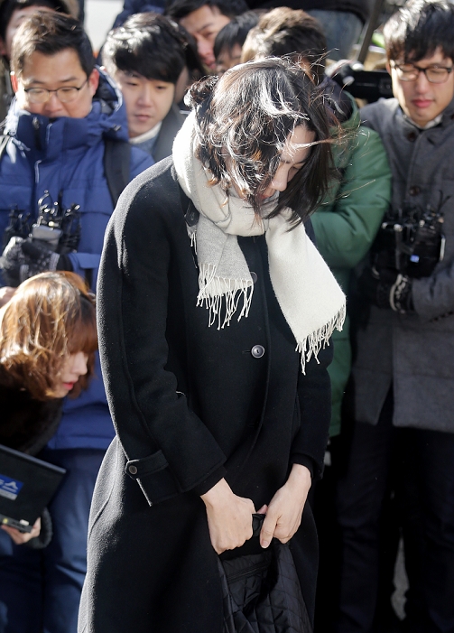 Korean Air nut scandal. Hyun ah turns himself in to prosecutors Cho Hyun ah, DECEMBER 17, 2014   The eldest daughter of Korean airlines  KAL  Chairman Cho Yang ho and former vice president of KAL, Cho Hyun ah appears before prosecutors in Seoul, South Korea. Prosecutors summoned Cho on Wednesday to question for ordering a crew member to leave a plane over an alleged breach of snack serving protocol at John F. Kennedy airport in New York City on December 5, 2014, local media reported.  Photo by Lee Jae Won AFLO   SOUTH KOREA 