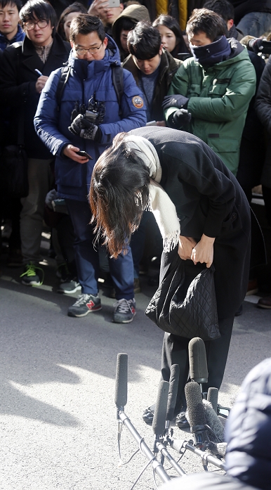 Korean Air nut fiasco. Mr. Hyun ah turns himself in to prosecutors Cho Hyun ah, DECEMBER 17, 2014   The eldest daughter of Korean airlines  KAL  Chairman Cho Yang ho and former vice president of KAL, Cho Hyun ah bows as she appears before prosecutors in Seoul, South Korea. Prosecutors summoned Cho on Wednesday to question for ordering a crew member to leave a plane over an alleged breach of snack serving protocol at John F. Kennedy airport in New York City on December 5, 2014, local media reported.  Photo by Lee Jae Won AFLO   SOUTH KOREA 