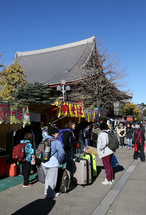 Number of Foreign Visitors to Japan Surpasses 12 Million Undervalued yen contributed December 18, 2014, Tokyo, Japan   Foreign tourists visit Asakusa, the best known tourist s spot in Tokyo on Thursday, December 18, 2014. The estimated number of foreign visitors to Japan in the January November period has exceeded 12 million, government data showed Wednesday as a weaker yen encouraged tourism in Japan. In November alone, the figure rose 39.1 percent from a year before to 1.17 million, eclipsing the 1 million mark for the ninth consecutive month.  Photo by Haruyoshi Yamaguchi AFLO  VTY  mis  
