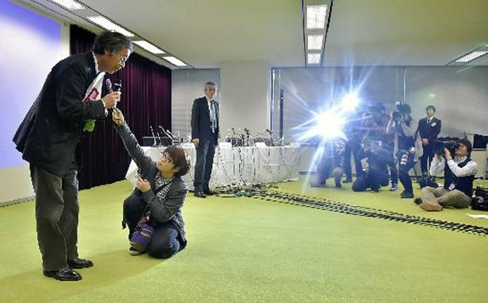 Failed to reproduce STAP cells RIKEN terminates verification experiment Shinichi Aizawa, leader of RIKEN s verification experiment team, bows his head after the press conference at 0:44 p.m. on March 19 in Minato ku, Tokyo.