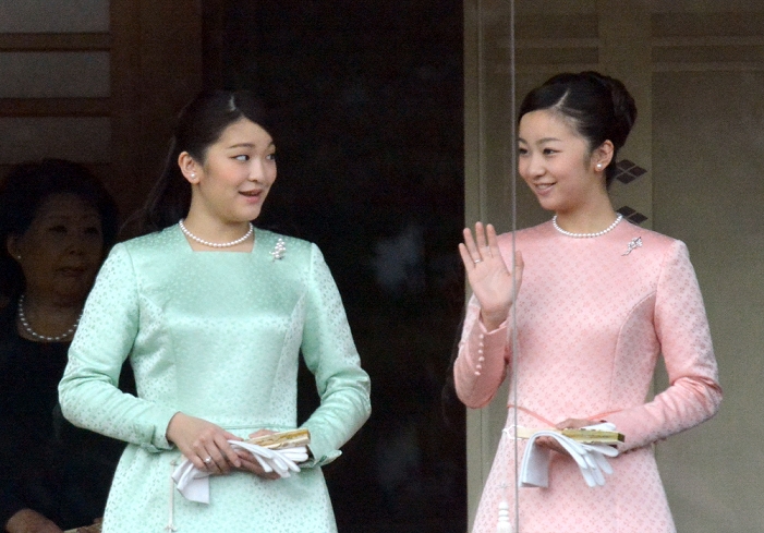 New Year s General Visit to the Imperial Palace Princess Kako joins for the first time January 2, 2015, Tokyo, Japan   Princess Kako  R  and Mako  L  from the balcony of the Imperial Palace during a New Year s public appearance in Tokyo on Friday, January 2, 2015.  Photo by Natsuki Sakai AFLO 
