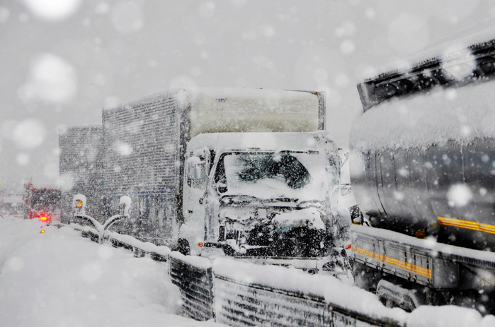 Heavy snowfall Multiple collisions on Tohoku Expressway between Kuroishi IC and Namioka IC A large vehicle stuck at the scene of a multiple collision on the Tohoku Expressway in Kuroishi, Aomori Prefecture, Japan, at 0:43 p.m. on January 7, 2015  photo by Kentaro Mori.