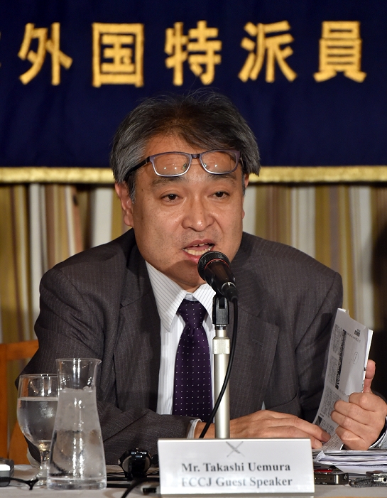 Takashi Uemura Holds Press Conference Questions Concentrated on the Comfort Women Issue January 9, 2015, Tokyo, Japan   Takashi Uemura, a former reporter of the leading Japanese daily Asahi Shimbun, points to a copy of the weekly magazine s report alleging that he fabricated  comfort women  stories during a news conference at Tokyo s Foreign Correspondents  Club of Japan on Friday, January 9, 2015 Uemura scooped the testimony of a former  comfort woman  in 1991 and fabricated further that the  comfort women  had been abducted as part of women volunteer corps. Last year, Asahi admitted serious errors in many articles on the  comfort women  issue, retracting all 16 stories going back to 1980.  Photo by Natsuki Sakai AFLO  AYF  mis 