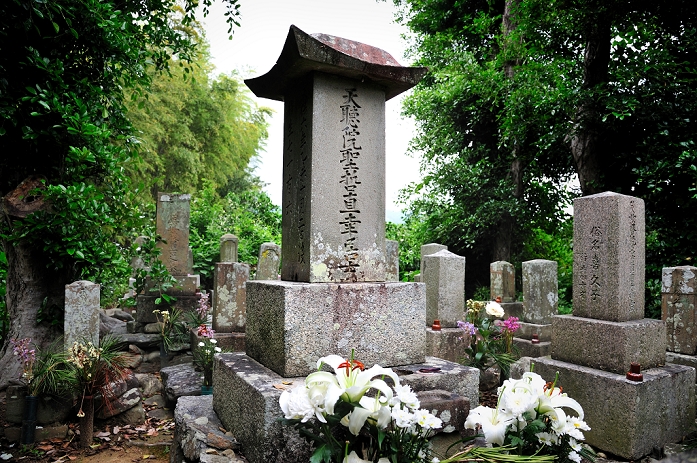Tomb of Kanaoka Seishu, Wakayama Prefecture
