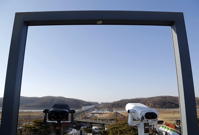 Paju, South Korea North Korea viewed from the military demarcation line DMZ, January 1, 2015   Binoculars are seen toward north on an observatory near the demilitarized zone separating North Korea from the South in Paju, north of Seoul, South Korea. North Korea s leader Kim Jong un said he is willing to hold summit with South Korea s President Park Geun hye this year during his nationally televised New Year s Day address on Thursday, according to a South Korean media.   Photo by Lee Jae Won AFLO   SOUTH KOREA 