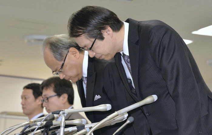Skymark Airlines goes bankrupt. Continued operations, but with approx. 15  reduction in flights Skymark President Masakazu Arimori  right  and Skymark Chairman Takashi Ide apologize at the end of the press conference. In Ota Ward, Tokyo  photo taken at 0:15 p.m. on January 29, 2015.