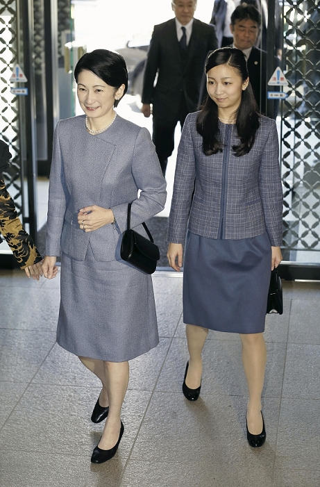 Princess Noriko Akishino and her second daughter Kako arrive at the National Noh Theatre to watch a sign language Kyogen performance (1:14 p.m. on January 1 in Shibuya Ward, Tokyo).