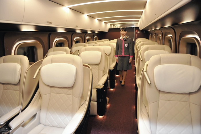 Test Ride on the Hokuriku Shinkansen Platforms and train interiors open to the public The Hokuriku Shinkansen s Grand Class car shown to the press at the test ride event  11:01 a.m., May 5 .