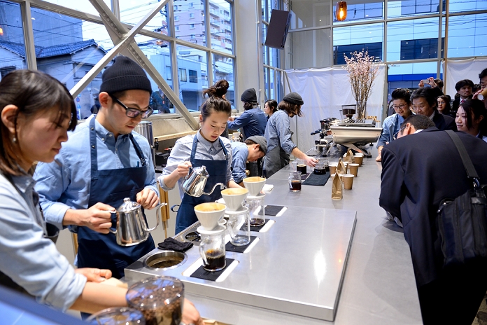 The Apple of the Coffee World . First overseas store in Kiyosumi Shirakawa On February 3, the popular U.S. coffee shop chain Blue Bottle Coffee held a reception prior to the opening of its first overseas branch, Kiyosumi Shirakawa Roastery   Cafe. Founded in 2002, the company currently operates 16 stores in San Francisco, New York, and Los Angeles, and is known as the  Apple of the coffee world.