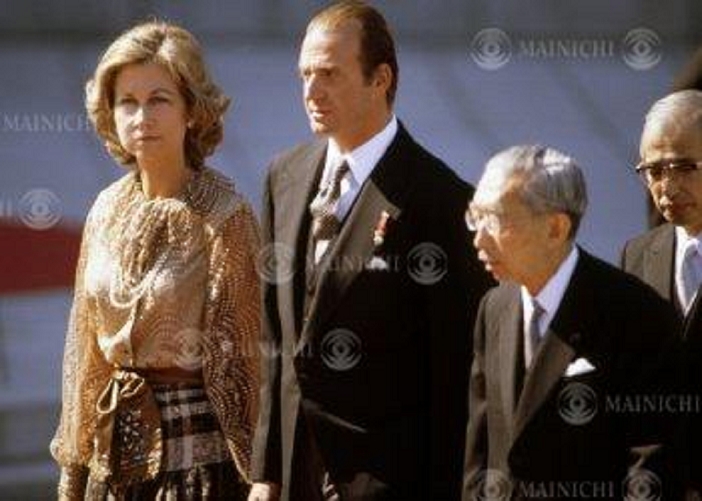 The King and Queen of Spain visit Japan King Juan Carlos and Queen Sofia at the welcoming ceremony with Emperor Hirohito  Showa Emperor  In October 1980, King Juan Carlos and Queen Sofia of Spain visited Japan as state guests. Their stay in Japan was short, lasting only five days from October 27 to 31, but during their stay they had a pleasant talk with the Emperor and Empress, the Crown Prince and Princess, and attended the opening ceremony of the  Spanish Paintings: Vel zquez and His Time  exhibition at the Tokyo National Museum. In between official events, Queen Sofia visited Sogetsu Kaikan in Akasaka, Tokyo, and Akihabara s electronics district, where she enjoyed the aroma of Japanese life. King Juan Carlos and Queen Sofia at the welcoming ceremony held at the State Guest House. On the right is Emperor Akihito  Showa Emperor  welcoming the King and Queen at the State Guest House in Motoakasaka, Minato ku, Tokyo, on October 28, 1980  photo by a member of the Publication Photography Department .
