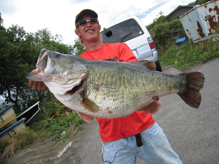 Manabu Kurita shows off the 22.5-pound (10.12-kilo) black bass he caught at Lake Biwa in Shiga prefecture in western Japan on July 2, 2009. Kurita, the 33-year-old self-employed worker caught what could be the world record if approved at the country's larget lake. The existing world record, the 22-pound and four-ounce bass, was caught by George W. Perry at Montgomery Lake in Georgia, USA, in 1972. (Photo by Manabu Kurita/AFLO/mis) [3145].