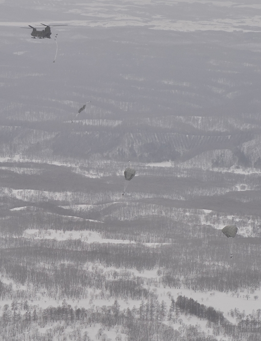 Japan U.S. Airborne Forces First drop training in Japan February 17, 2015, Hokkaido, Japan : Member of U.S. Alaska Army 4 25 iBCT descend from CH 47J Chinook by parachute during the joint military exercise  North Wind 2  with Japan s 1st Airborne Brigade of Ground Self Defense Force at the Yausubetsu Training Area, in Hokkaido, Japan, on February 17, 2015.  Photo by AFLO 