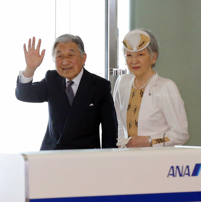 Their Majesties the Emperor and Empress of Japan Visit Okinawa Their Majesties the Emperor and Empress of Japan Wave to Those Seeing Them Off at Naha Airport Their Majesties the Emperor and Empress of Japan wave to those seeing them off at Naha Airport, Naha, June 27, 2014, 2:34 p.m. Photo by Naoaki Hasegawa
