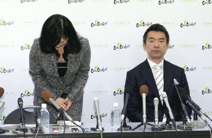 Ishin and Kaminishi Councilors Meet to Discuss Apologizes for absence from the Diet Sayuri Kaminishi, a member of the House of Representatives, bows her head at a press conference  right, Toru Hashimoto, president of the Osaka Restoration Association  at 9:35 p.m. on March 3 in Chuo ku, Osaka City.