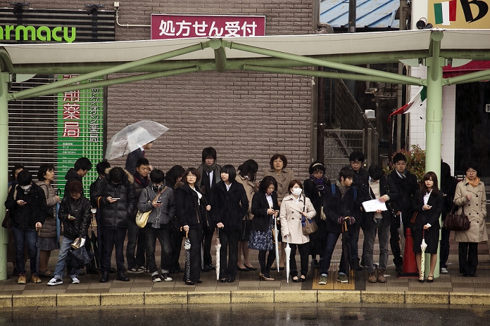 Midwinter Like Cold in the Archipelago Spring Snow in Central Tokyo People wearing winter clothes wait for the public transport under unexpected snow on April 8, 2015 in Hachioji, Tokyo, Japan. This morning the weather forecast reported snow in different areas throughout the country. This is a really unusual phenomenon in Spring, especially during the cherry blossoms season, broadly known for the nice and warm weather.  Photo by Rodrigo Reyes Marin AFLO 