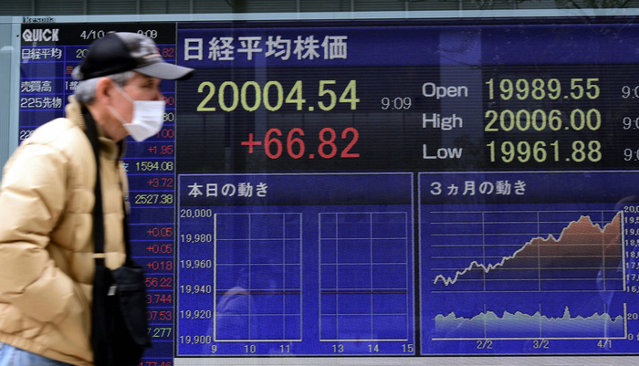 TSE temporarily recovers to 20,000 yen level First time in 15 years since April 2000 Stock price board showing that the Nikkei Stock Average has recovered to 20,000 yen for the first time in 15 years, in Chuo ku, Tokyo, Japan, April 10, 2015, 9:09 a.m. Photo by Noriomi Takeuchi.