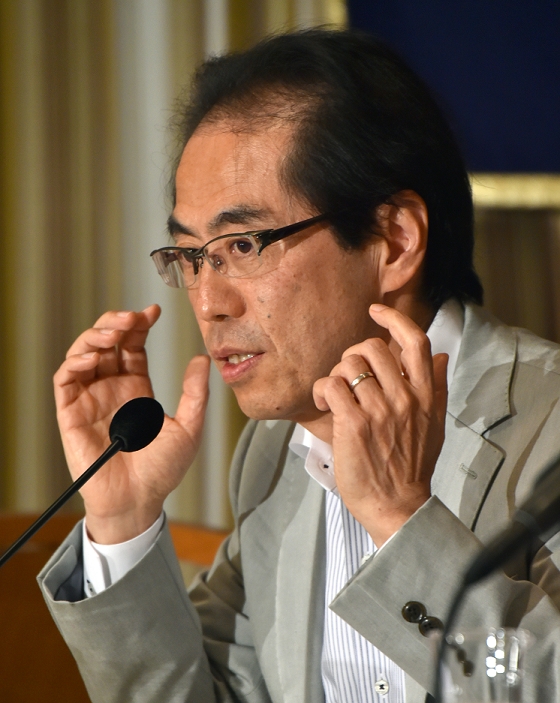 A scathing critique of the state of the press Former METI Bureaucrat Koga Holds Press Conference April 16, 2015, Tokyo, Japan   Shigeaki Koga, a former bureaucrat of ministry of Economy, Trade and industry, speaks at Tokyo s Foreign Correspondents  Club of Japan on Thursday, April 16, 2015. Due to his outspoken criticism of the government, Koga was neglected and his career derailed in a system that prizes remaining nameless, faceless and not rocking the boat. The 59 year old whistle blower recently was forced off a TV evening news as a commentator because, he claims, of pressure from the government.   Photo by Natsuki Sakai AFLO  AYF  mis 