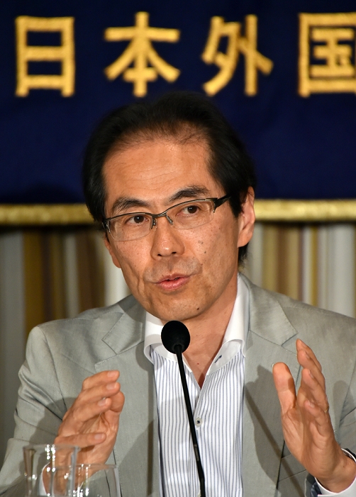 Scathing criticism of the state of the press Former METI official Koga holds press conference April 16, 2015, Tokyo, Japan   Shigeaki Koga, a former bureaucrat of ministry of Economy, Trade and industry, speaks at Tokyo s Foreign Correspondents  Club of Japan on Thursday, April 16, 2015. Due to his outspoken criticism of the government, Koga was neglected and his career derailed in a system that prizes remaining nameless, faceless and not rocking the boat. The 59 year old whistle blower recently was forced off a TV evening news as a commentator because, he claims, of pressure from the government.   Photo by Natsuki Sakai AFLO  AYF  mis 