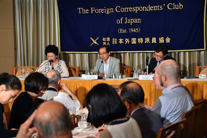 Scathing criticism of the state of the press Former METI official Koga holds press conference April 16, 2015, Tokyo, Japan   Shigeaki Koga, a former bureaucrat of ministry of Economy, Trade and industry, speaks at Tokyo s Foreign Correspondents  Club of Japan on Thursday, April 16, 2015. Due to his outspoken criticism of the government, Koga was neglected and his career derailed in a system that prizes remaining nameless, faceless and not rocking the boat. The 59 year old whistle blower recently was forced off a TV evening news as a commentator because, he claims, of pressure from the government.   Photo by Natsuki Sakai AFLO  AYF  mis 