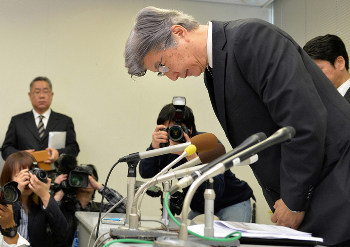 Mr. Yamamura, Vice President for Aviation Safety, bows his head at a press conference following the accident of Asiana s plane in Hiroshima. Akiyoshi Yamamura, Asiana s vice president for airline safety, bows during a press conference at Hiroshima Airport in Mihara, Hiroshima Prefecture, Japan, April 1, 2015. Photo by Takehiko Onishi at 4:19 p.m. on April 6.