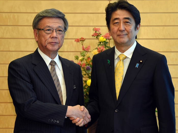 Prime Minister Abe and Okinawa Governor Takeshi Onaga shake hands Prime Minister Shinzo Abe  right  and Okinawa Governor Takeshi Onaga shake hands at the Prime Minister s Office, April 17, 2015 afternoon. 1:30 p.m. Photo by Shinnosuke Kyanabu